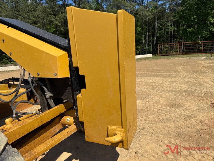 2021-caterpillar-120-image-19