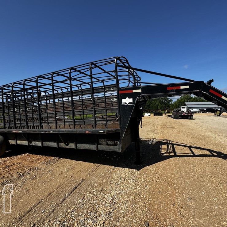 W-W TRAILERS LIVESTOCK TRAILER 24'
