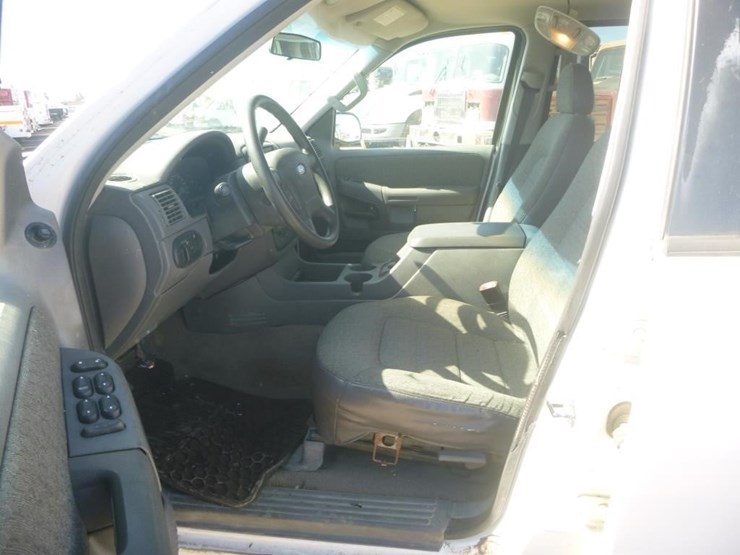 2004-ford-explorer-image-9