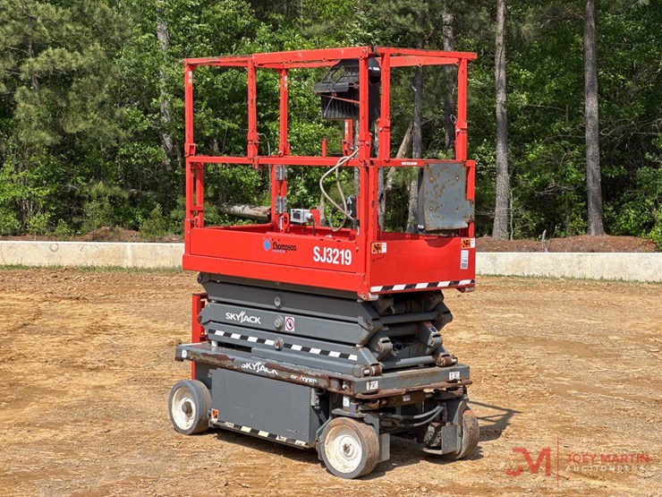 2020-skyjack-sj3219-electric-scissor-lift-image-1