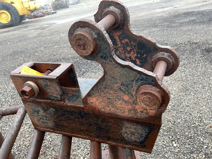 #5044-•-loading-equipment-mounting-bracket-image-3