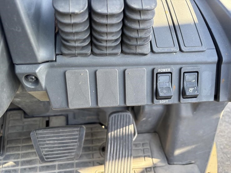 2020-caterpillar-2c6000-image-22