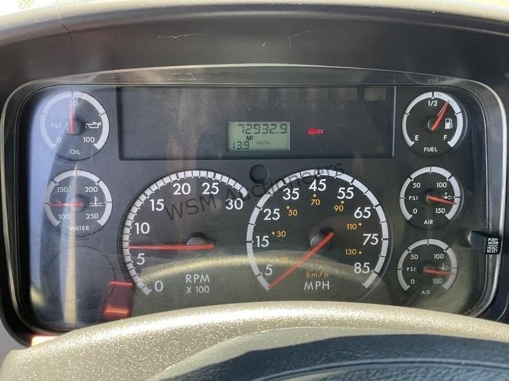 2007-freightliner-m2-106-image-19
