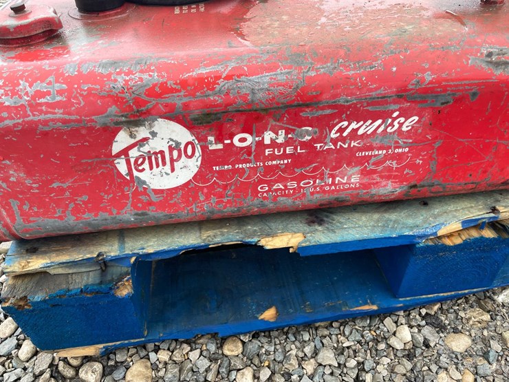 #5086-•-pallet-of-gas-cans-image-17