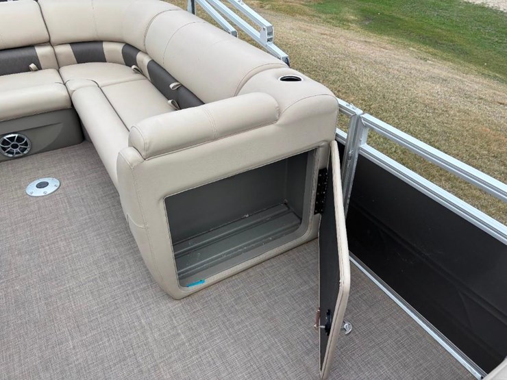 2024-sun-tracker-party-barge-20-pontoon-image-24