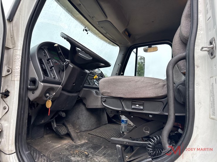 2016-freightliner-114sd-image-23
