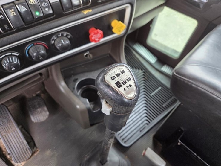 2012-kenworth-t800-image-17