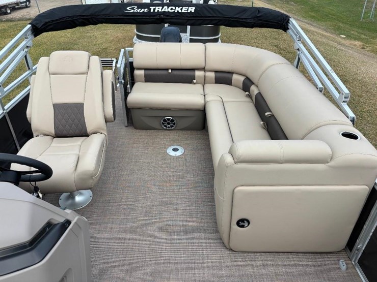 2024-sun-tracker-party-barge-20-pontoon-image-14