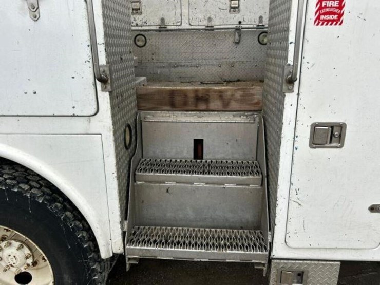 2004-freightliner-fl80-image-57