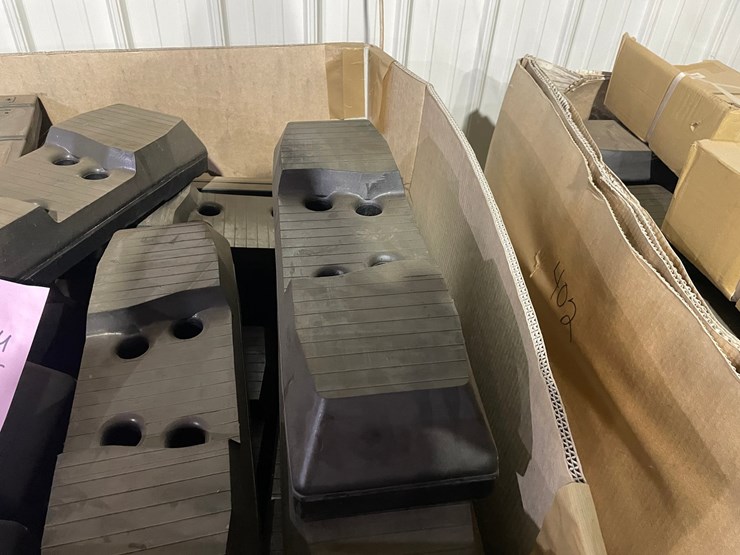 #5000-•-full-set-of-238-komatsu-rubber-liner-shoes-with-bolts-image-5