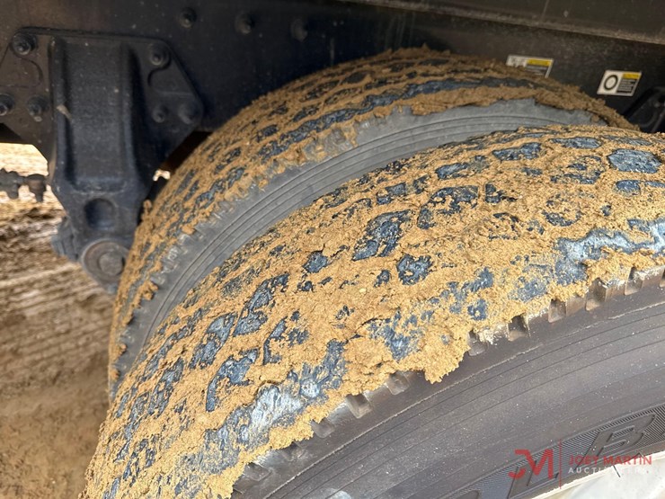 2015-peterbiltroll-back-truck-image-11