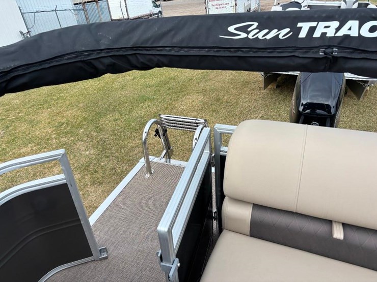 2024-sun-tracker-party-barge-20-pontoon-image-16