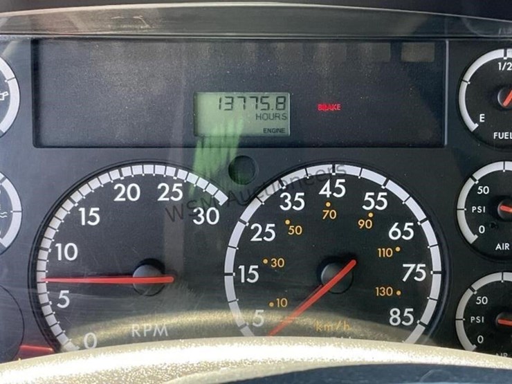 2007-freightliner-m2-106-image-20