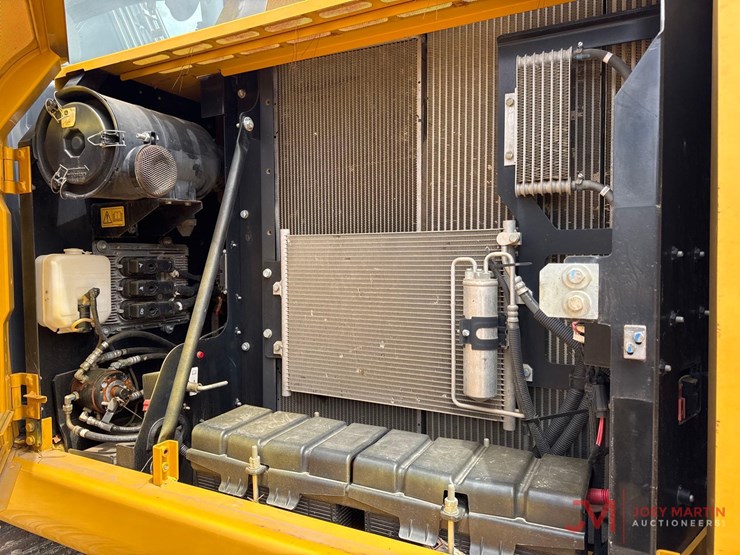 2021-deere-200g-image-16