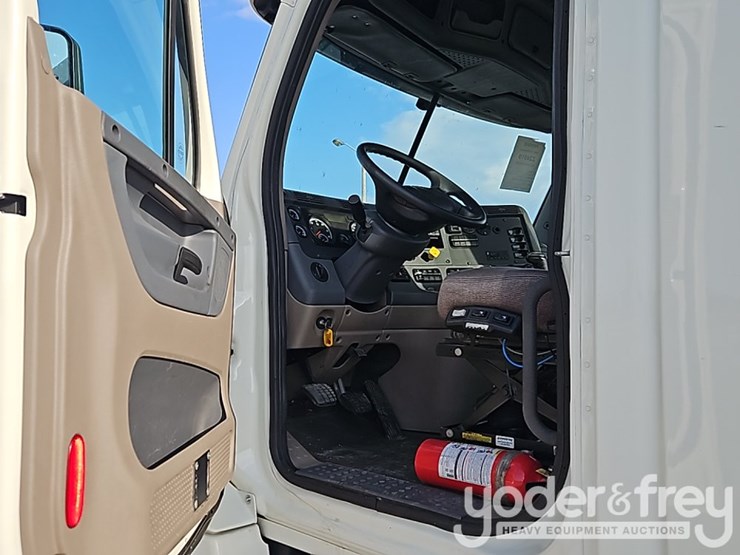 2019-freightliner-cascadia-125-image-25