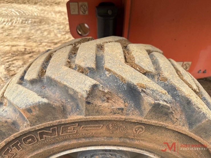 2017-jlg-400s-image-4