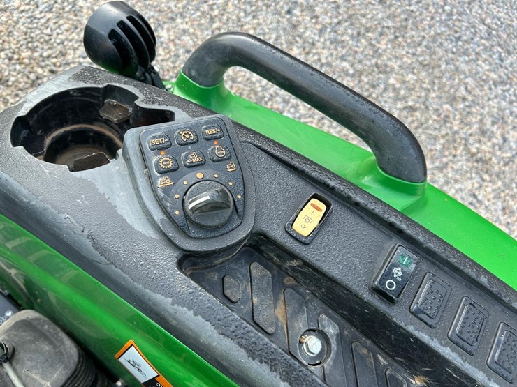 2024-john-deere-4044r-image-31
