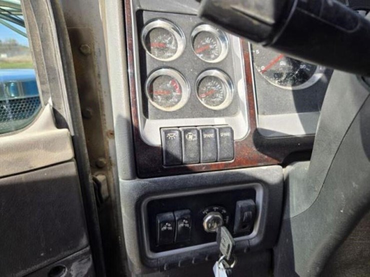 2011-kenworth-t800-image-36