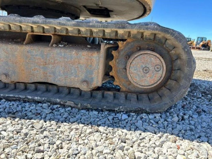 2019-deere-17g-image-41