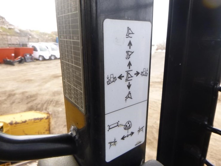 2015-caterpillar-d4k2-lgp-image-12
