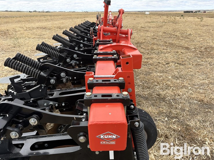 2019-kuhn-gladiator-1205-strip-tiller-image-15