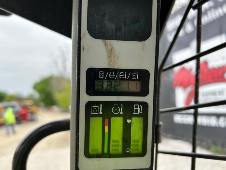 2023-new-holland-l320-image-25