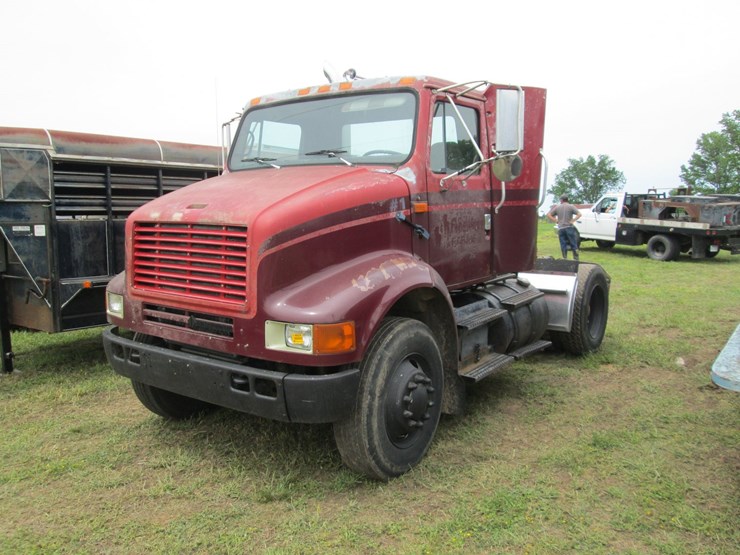 1993-international-8100-image-1