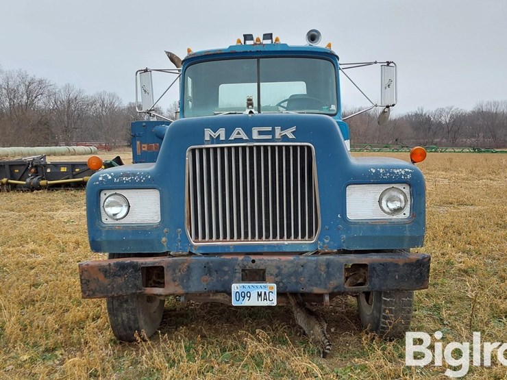 1974-mack-r600-image-2