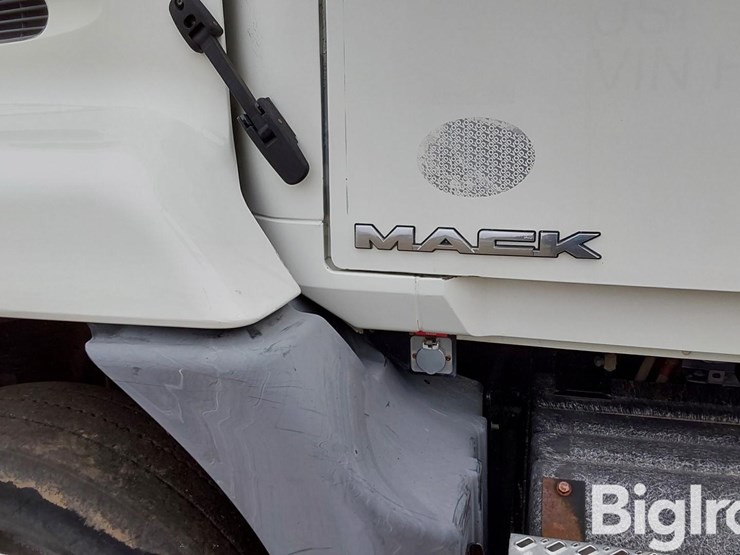 2015-mack-pinnacle-cxu613-t/a-truck-tractor-image-14