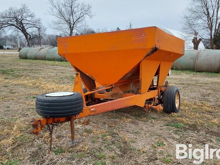 willmar-t/a-dry-fertilizer-spreader-image-1