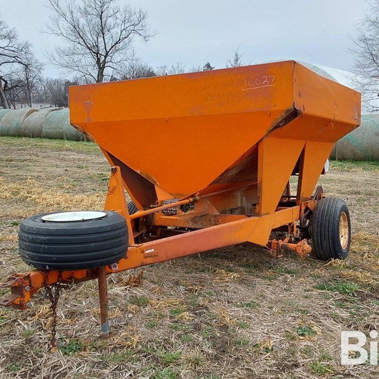 Willmar T/A Dry Fertilizer Spreader