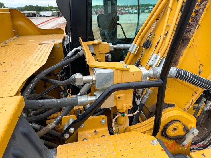 2019-caterpillar-320-image-19