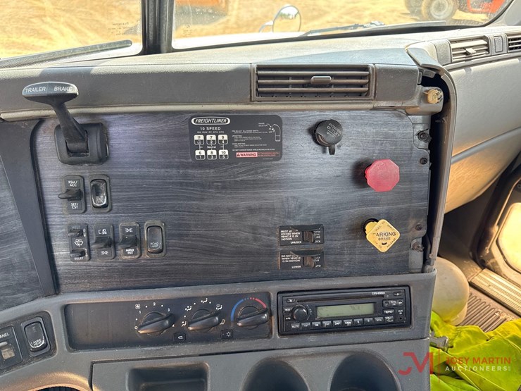 2007-freightliner-s/a-day-cab-truck-tractor-image-17