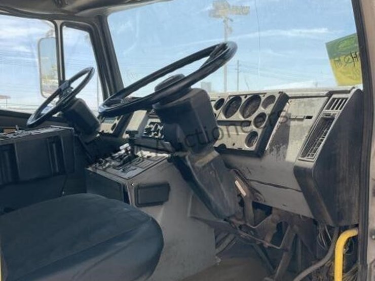 2003-freightliner-fl70-image-21