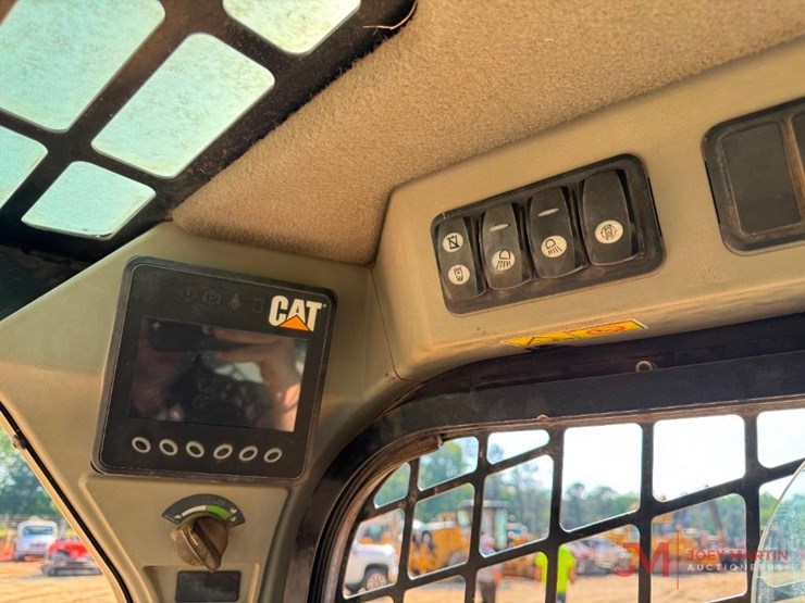 2015-caterpillar-299d-image-17