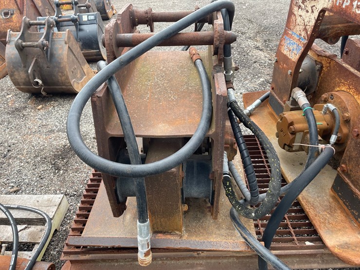 #5035-•-hydraulic-plate-compactor-attachment-image-2