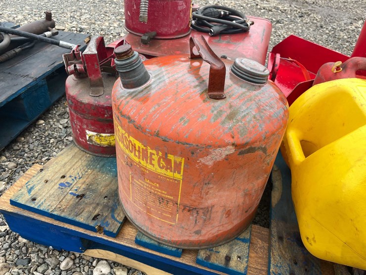 #5086-•-pallet-of-gas-cans-image-7