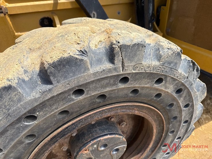2015-caterpillar-tl1055c-image-13