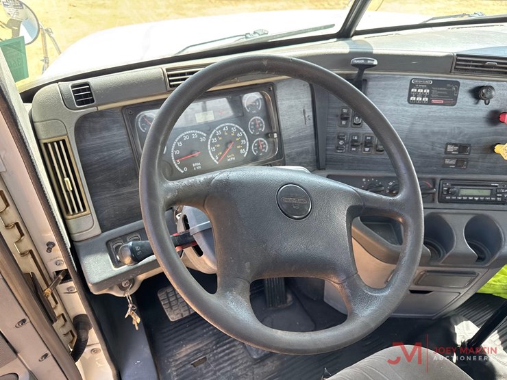 2007-freightliner-s/a-day-cab-truck-tractor-image-16