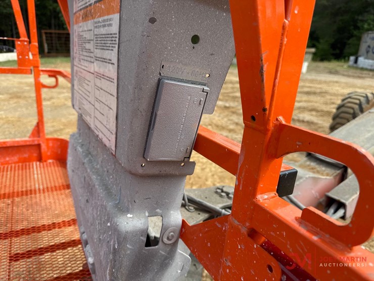 2017-jlg-400s-image-11