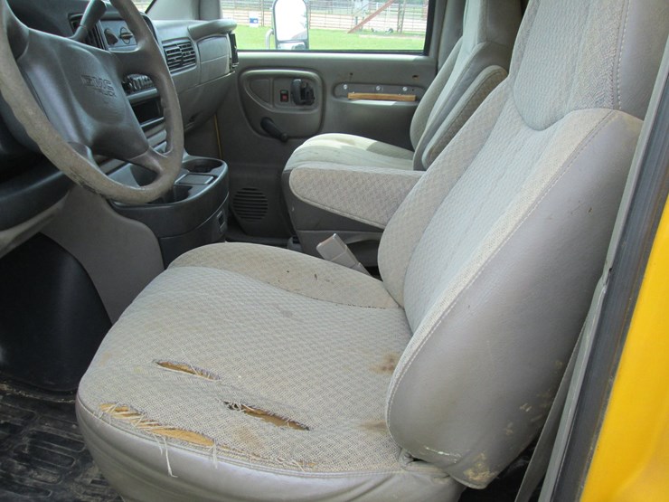 2000-gmc-3500-image-23