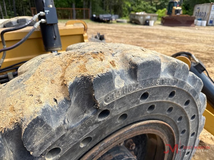 2015-caterpillar-tl1055c-image-14