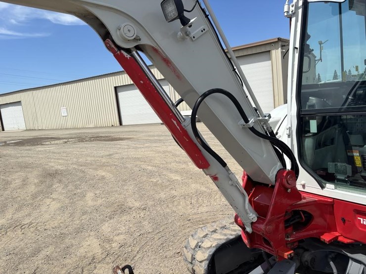 2020-takeuchi-tb240-image-18