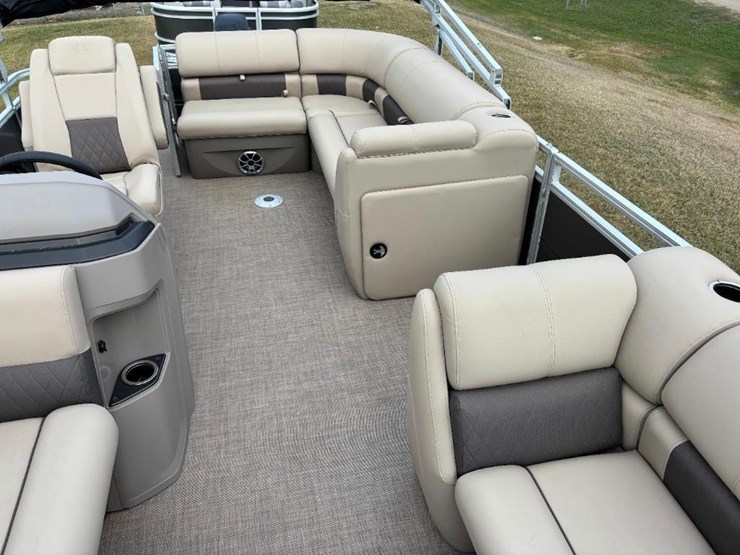 2024-sun-tracker-party-barge-20-pontoon-image-13