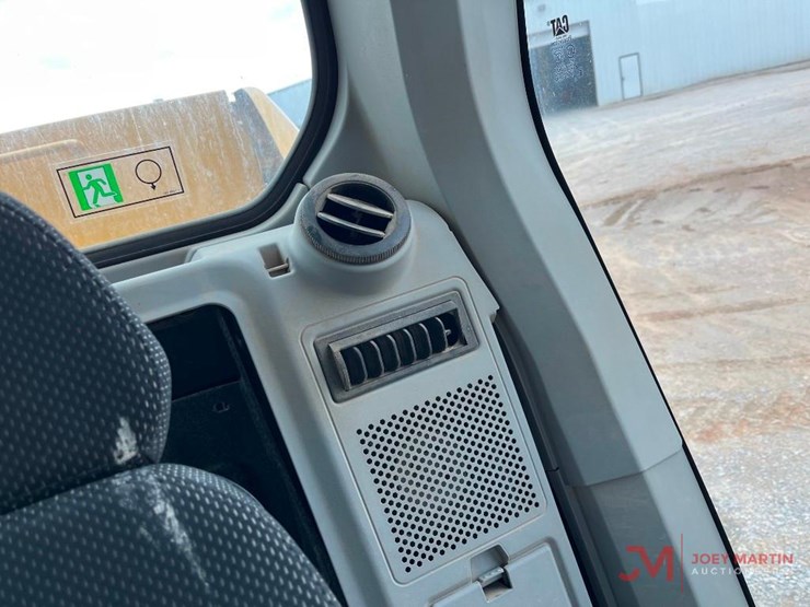 2019-caterpillar-320-image-6