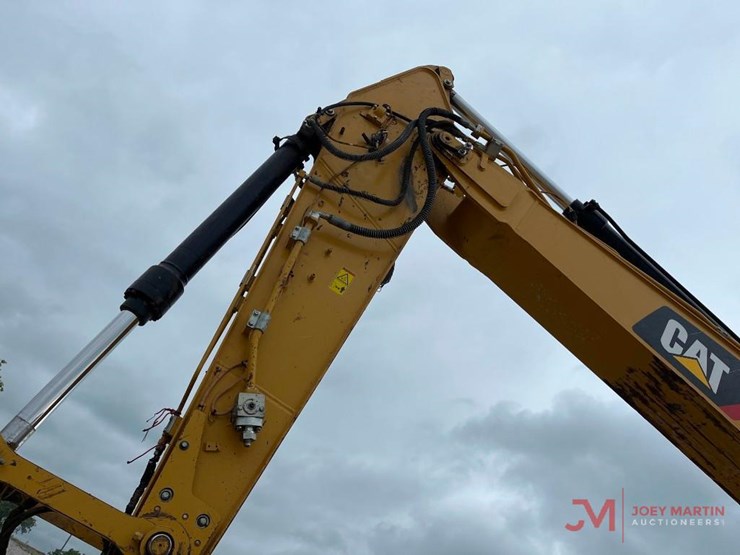 2019-caterpillar-320-image-23