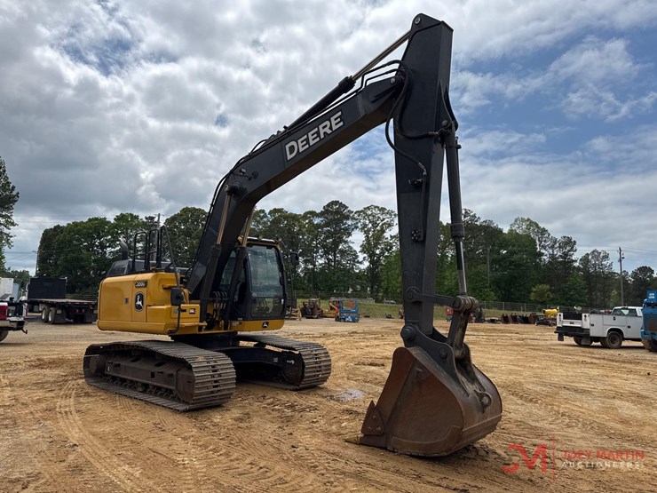2021-deere-200g-image-3