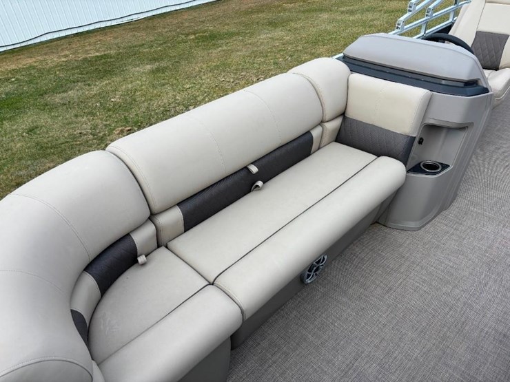 2024-sun-tracker-party-barge-20-pontoon-image-11