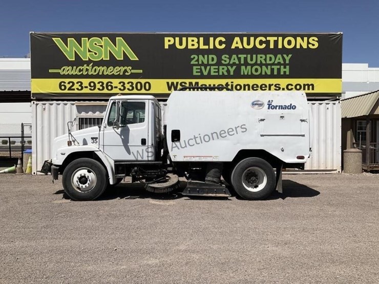 2003-freightliner-fl70-image-1