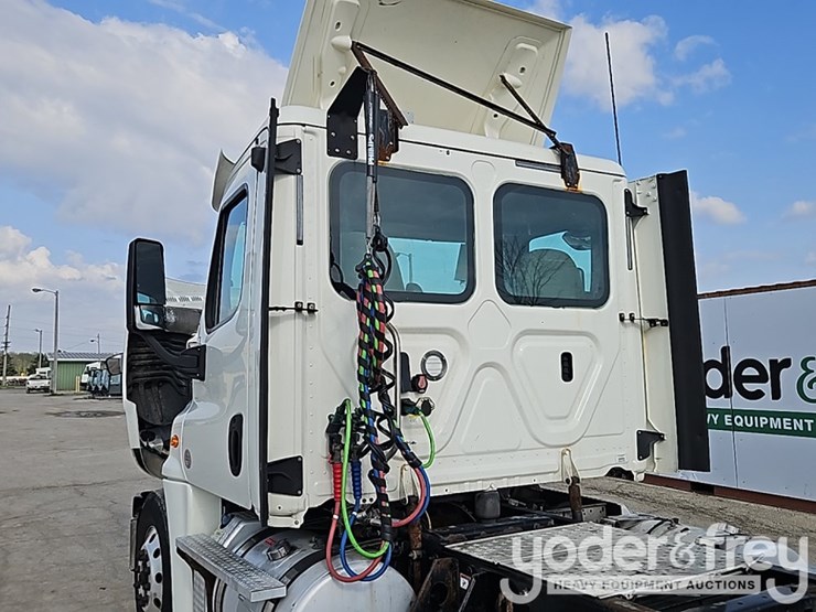 2019-freightliner-cascadia-125-image-21